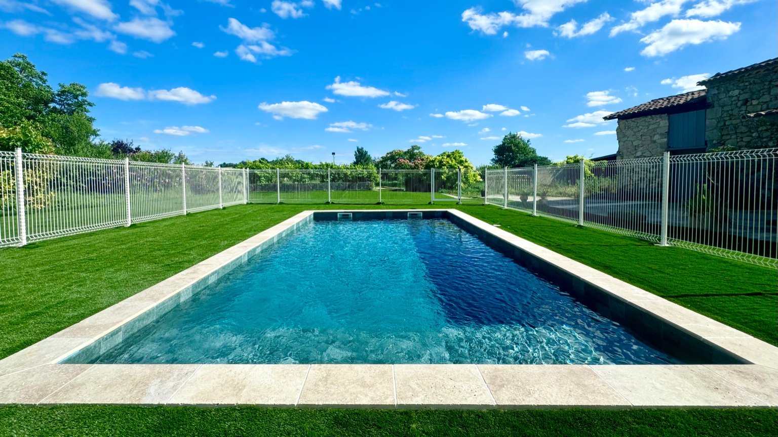 Piscine 8×4 m clôturée – Domaine FIDA